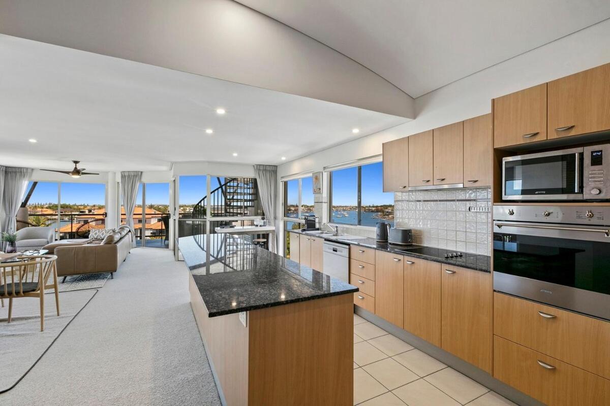 Incredible Beachside Penthouse-riva11